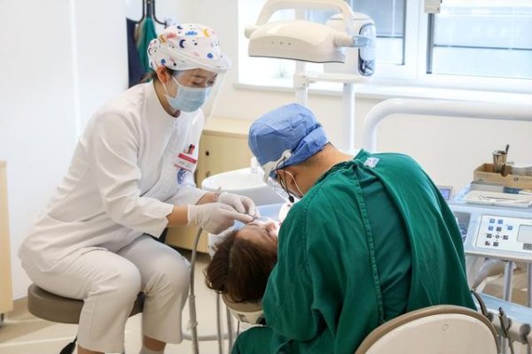 西安股票配资平台 口腔环境差影响全身，39岁女子因牙周病掉光牙齿